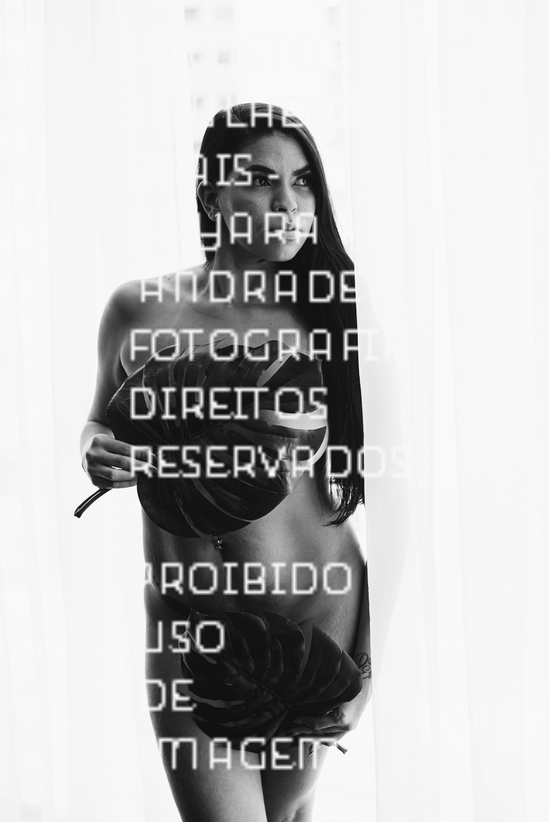Ensaio feminino sensual nu boudoir feito em estudio lifestyle em santos nu artistico feminino pela fotografa nayara andrade fotografia