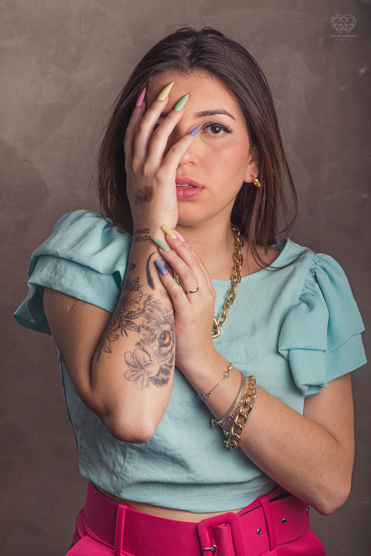 Fotos para posicionamento de marca e identidade visual de empreendedores manicure com alongamento de unhas manicure maluca foto artistica para empresarios e empreendedoras pela fotografa Nayara Andrade fotografia