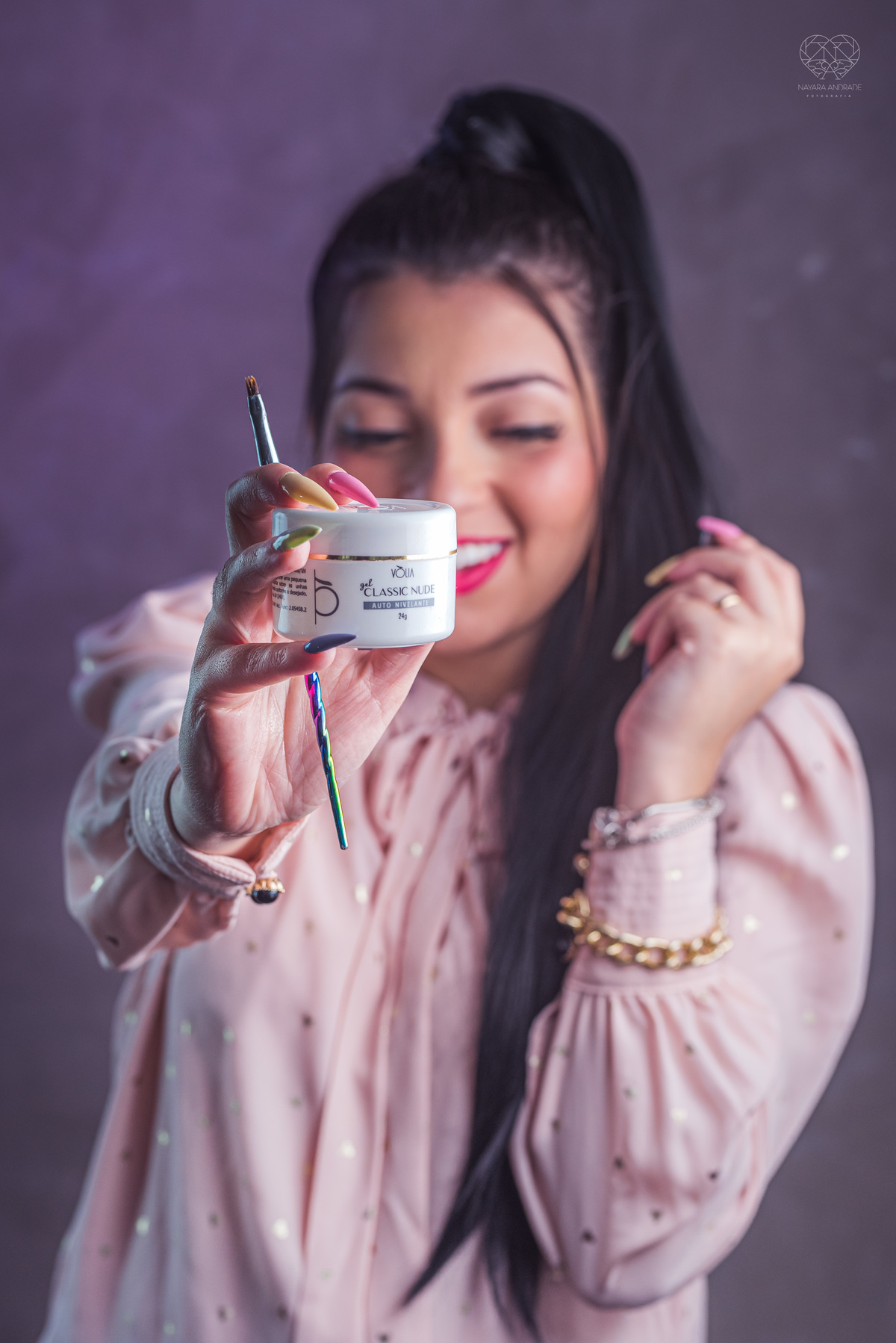 Fotos para posicionamento de marca e identidade visual de empreendedores manicure com alongamento de unhas manicure maluca foto artistica para empresarios e empreendedoras pela fotografa Nayara Andrade fotografia