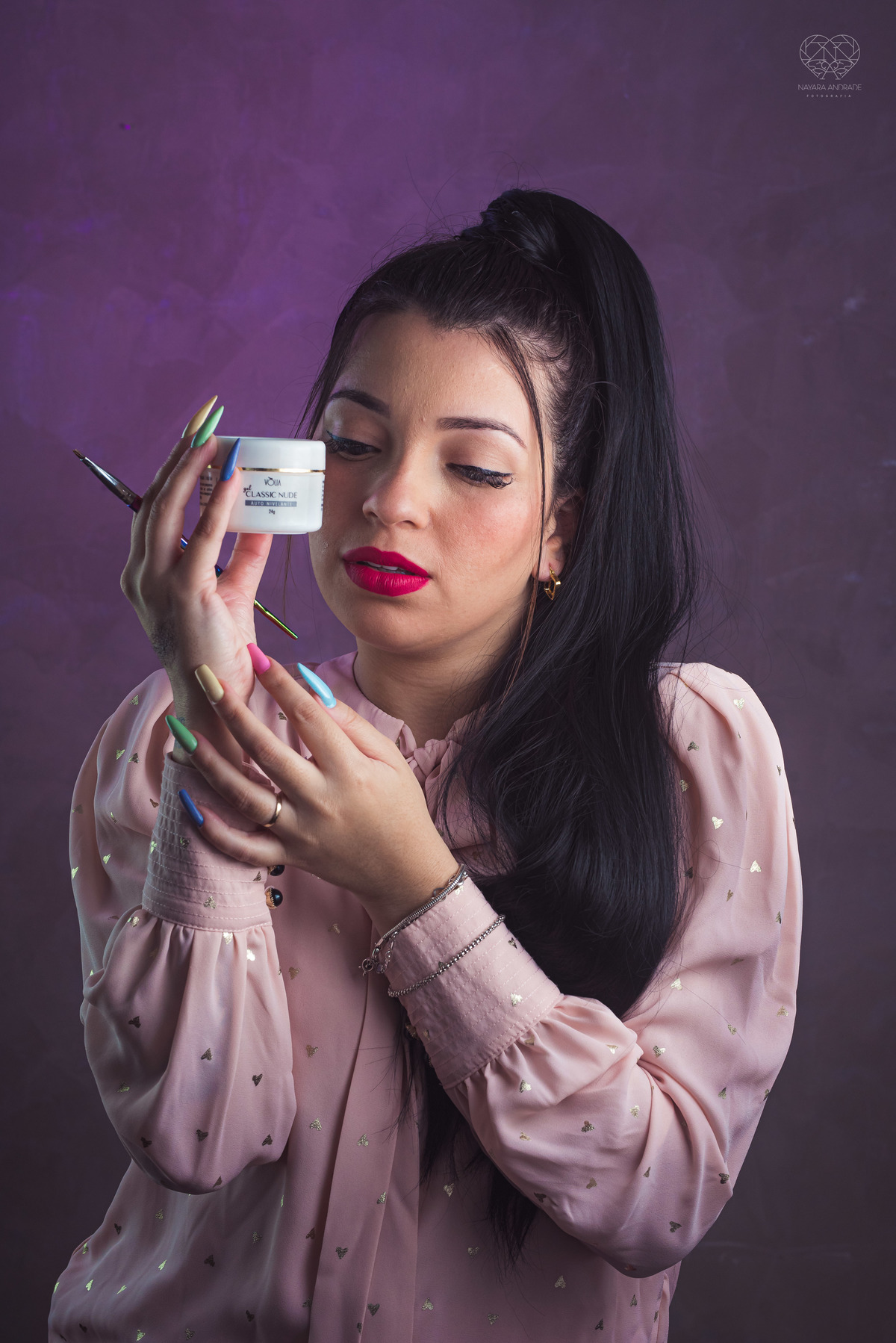 Fotos para posicionamento de marca e identidade visual de empreendedores manicure com alongamento de unhas manicure maluca foto artistica para empresarios e empreendedoras pela fotografa Nayara Andrade fotografia