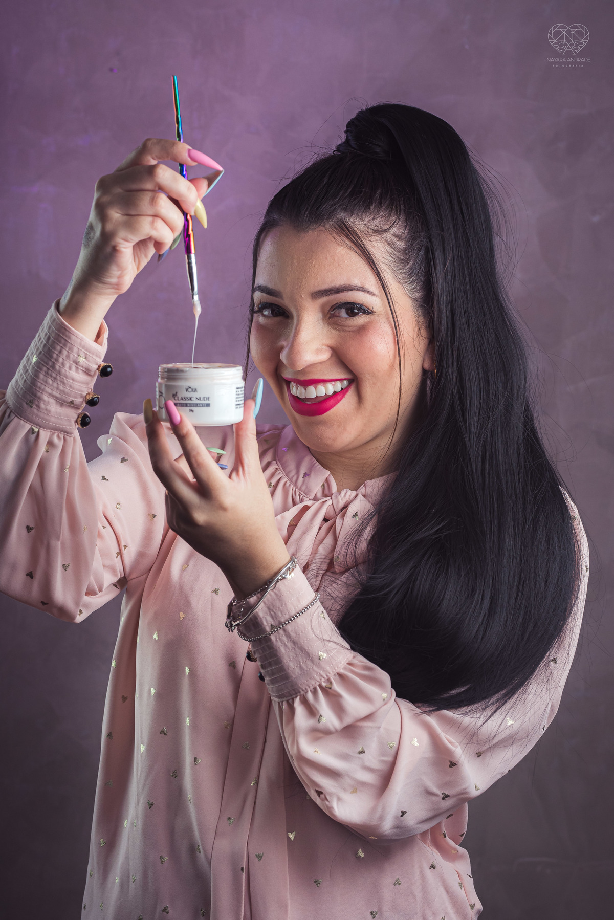 Fotos para posicionamento de marca e identidade visual de empreendedores manicure com alongamento de unhas manicure maluca foto artistica para empresarios e empreendedoras pela fotografa Nayara Andrade fotografia