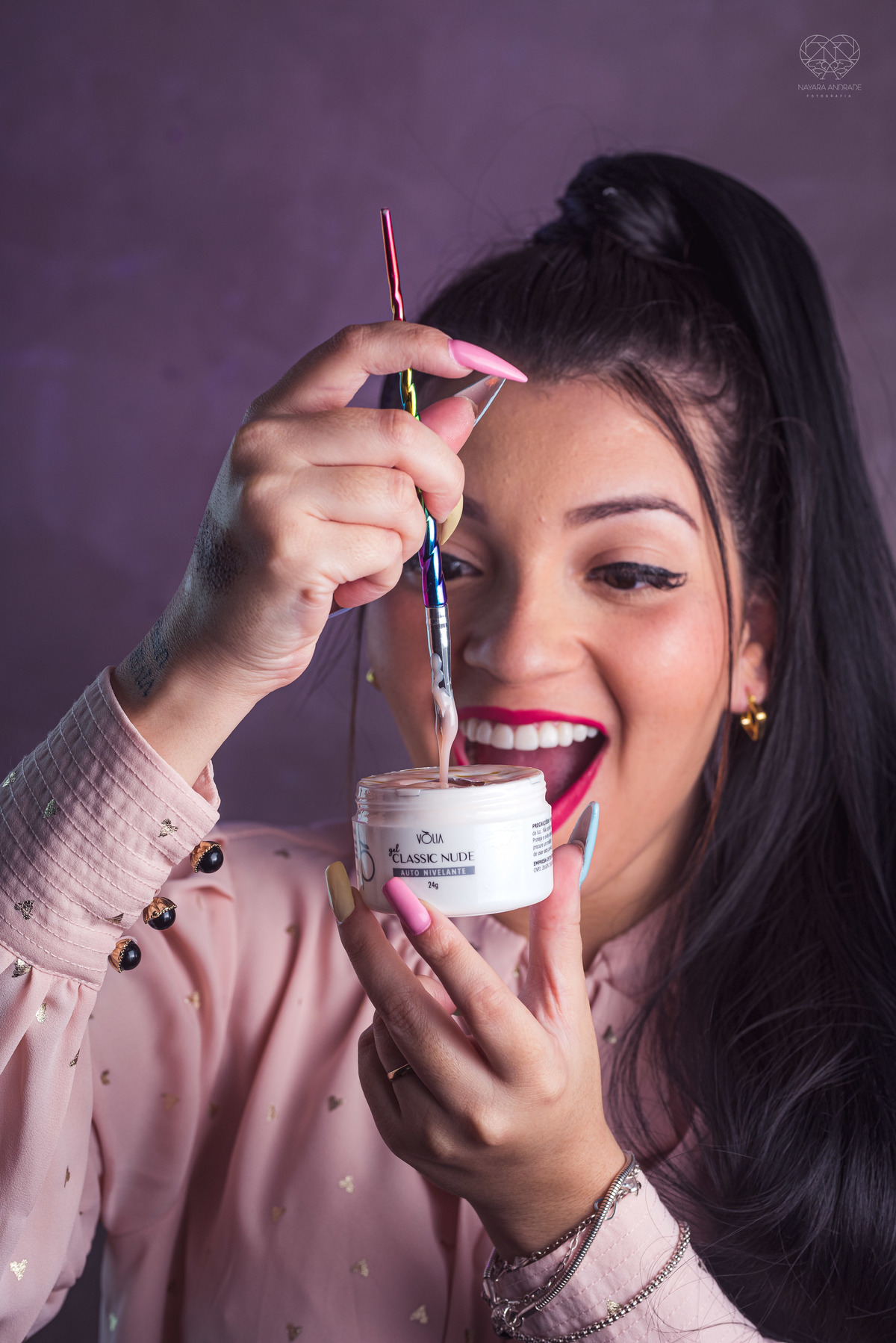 Fotos para posicionamento de marca e identidade visual de empreendedores manicure com alongamento de unhas manicure maluca foto artistica para empresarios e empreendedoras pela fotografa Nayara Andrade fotografia