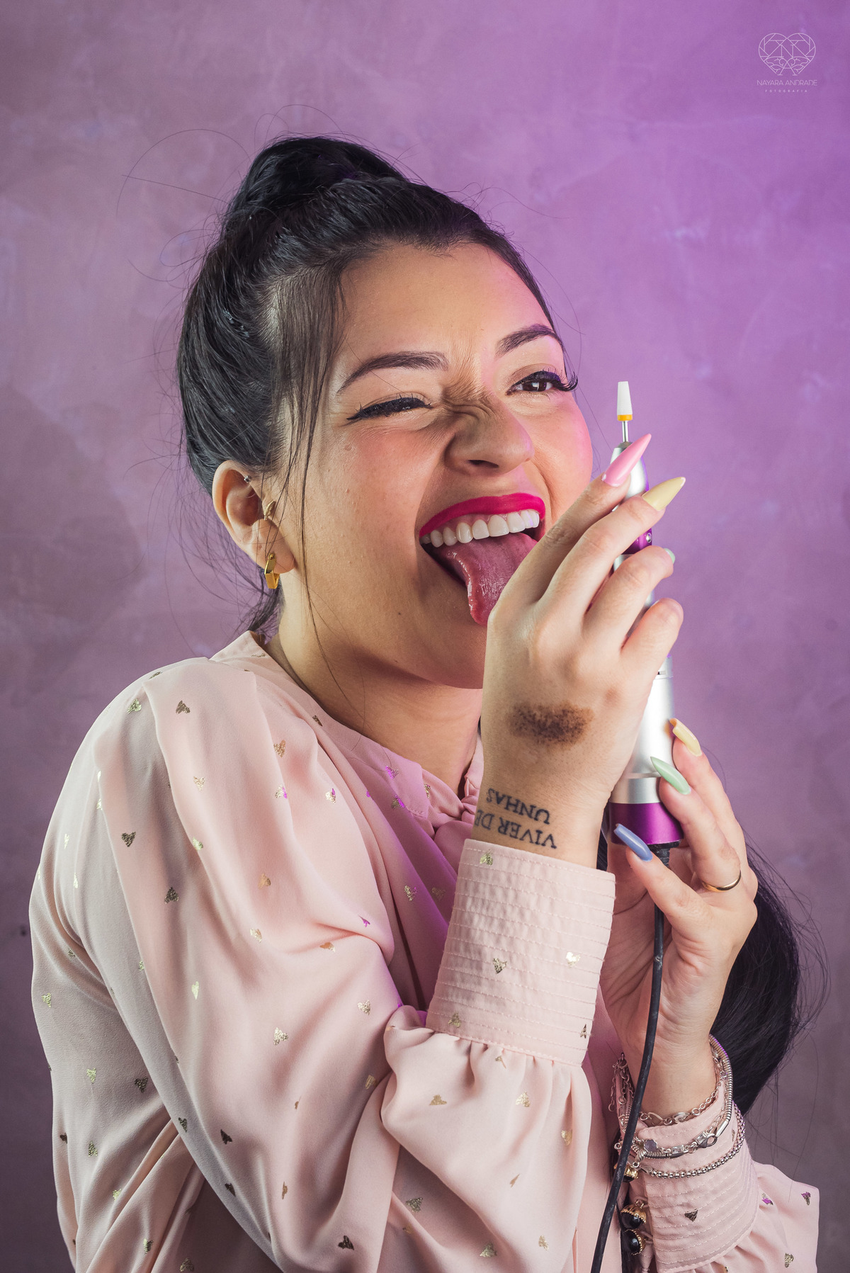 Fotos para posicionamento de marca e identidade visual de empreendedores manicure com alongamento de unhas manicure maluca foto artistica para empresarios e empreendedoras pela fotografa Nayara Andrade fotografia