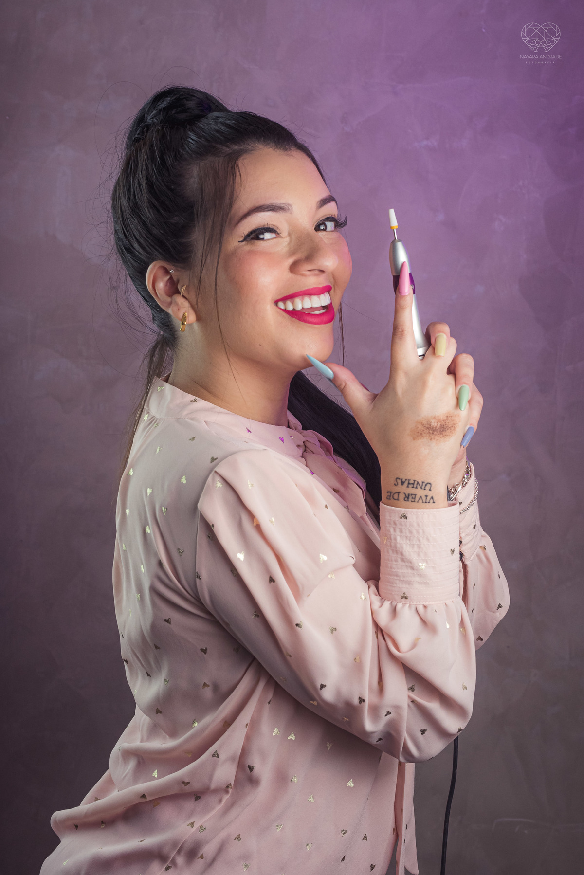 Fotos para posicionamento de marca e identidade visual de empreendedores manicure com alongamento de unhas manicure maluca foto artistica para empresarios e empreendedoras pela fotografa Nayara Andrade fotografia
