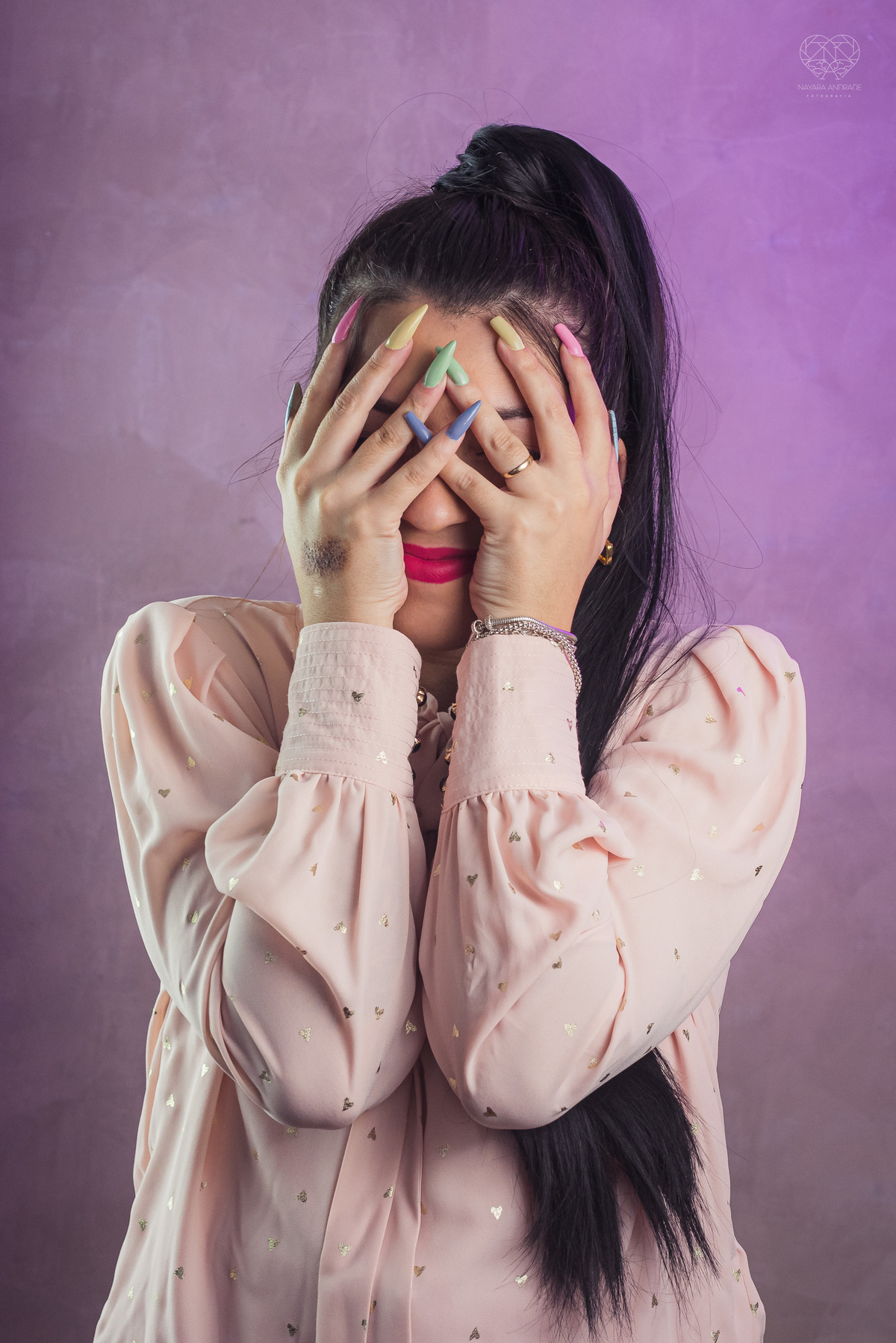 Fotos para posicionamento de marca e identidade visual de empreendedores manicure com alongamento de unhas manicure maluca foto artistica para empresarios e empreendedoras pela fotografa Nayara Andrade fotografia