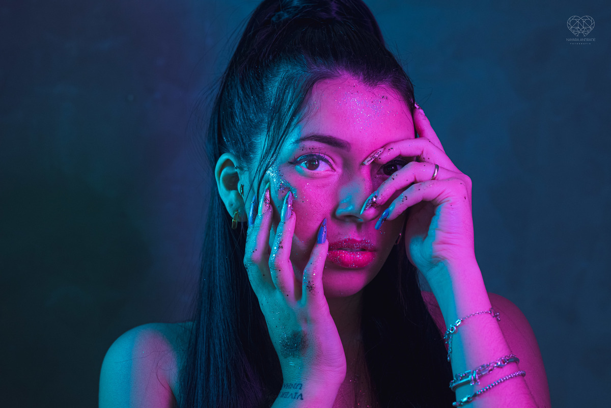 Fotos para posicionamento de marca e identidade visual de empreendedores manicure com alongamento de unhas manicure maluca foto artistica para empresarios e empreendedoras pela fotografa Nayara Andrade fotografia