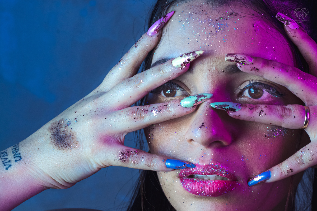 Fotos para posicionamento de marca e identidade visual de empreendedores manicure com alongamento de unhas manicure maluca foto artistica para empresarios e empreendedoras pela fotografa Nayara Andrade fotografia