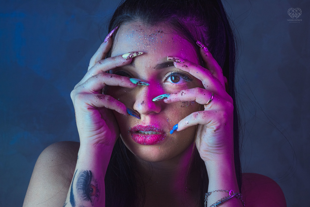 Fotos para posicionamento de marca e identidade visual de empreendedores manicure com alongamento de unhas manicure maluca foto artistica para empresarios e empreendedoras pela fotografa Nayara Andrade fotografia