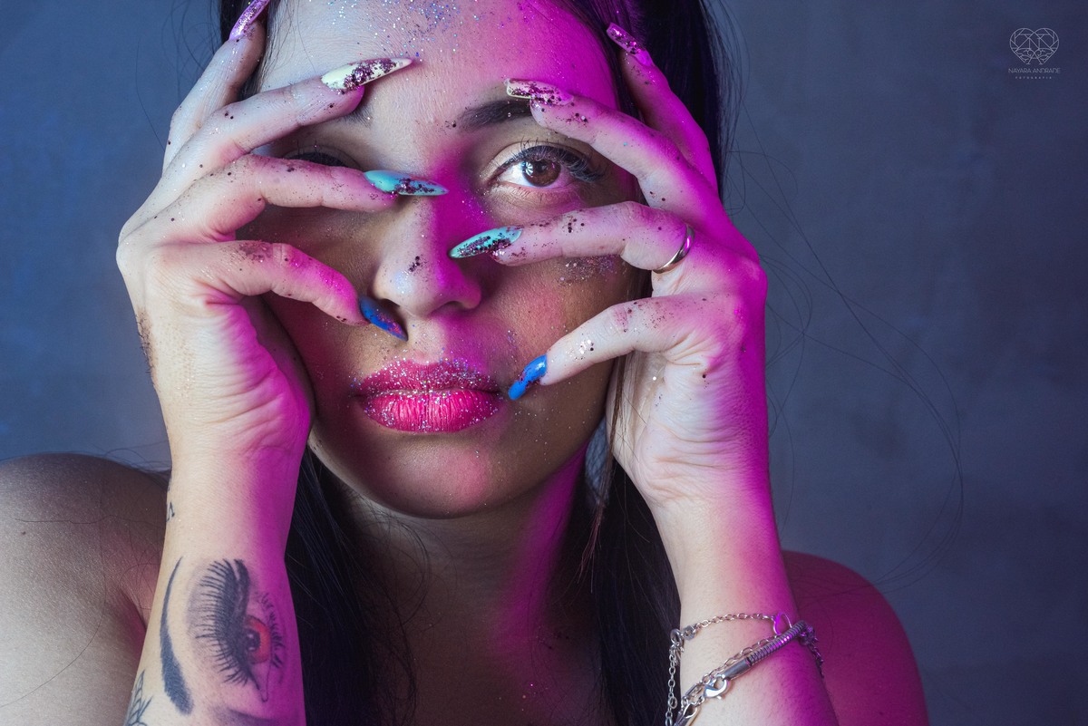 Fotos para posicionamento de marca e identidade visual de empreendedores manicure com alongamento de unhas manicure maluca foto artistica para empresarios e empreendedoras pela fotografa Nayara Andrade fotografia