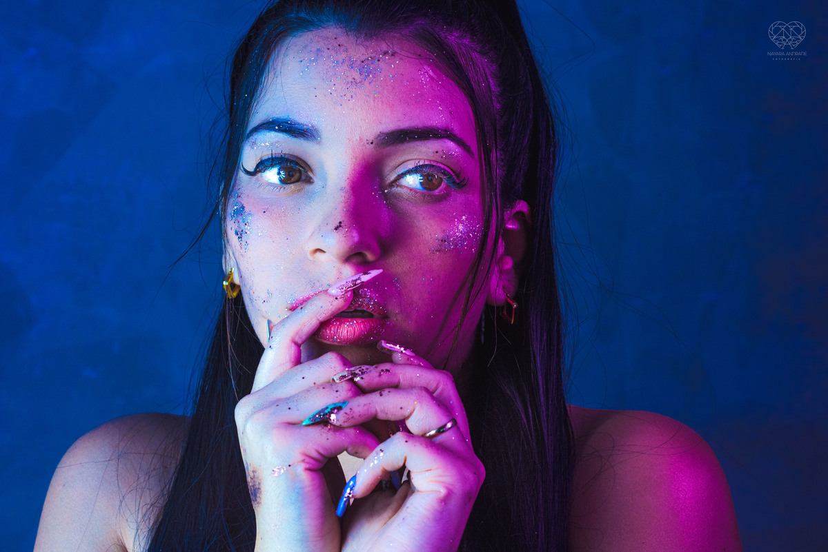 Fotos para posicionamento de marca e identidade visual de empreendedores manicure com alongamento de unhas manicure maluca foto artistica para empresarios e empreendedoras pela fotografa Nayara Andrade fotografia