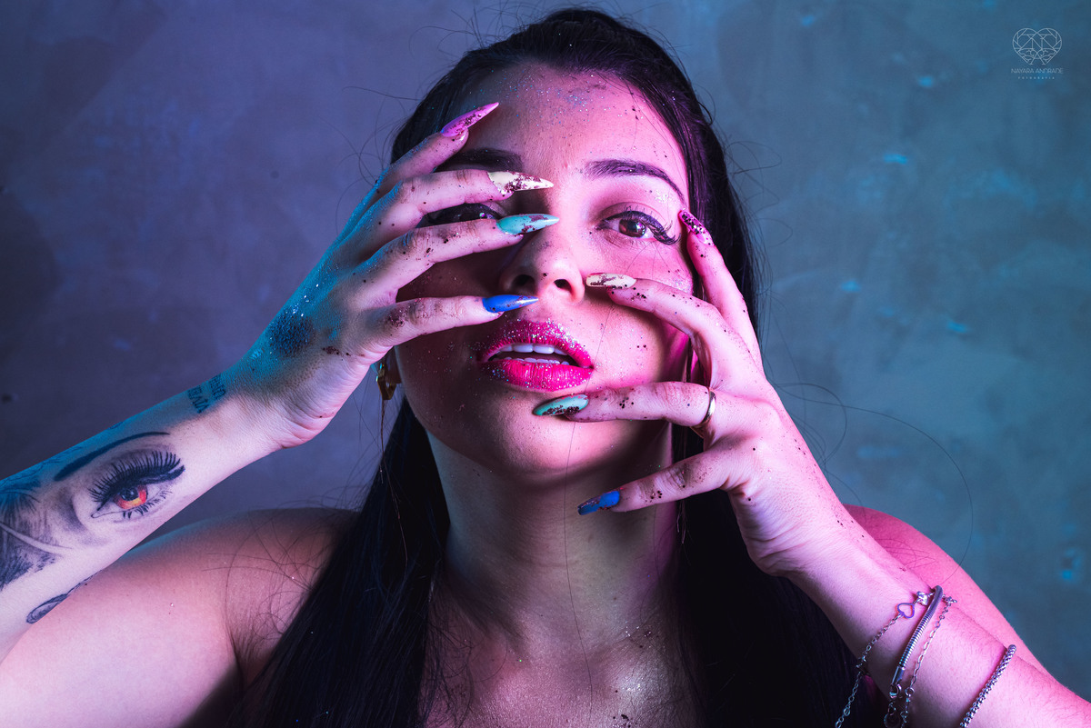 Fotos para posicionamento de marca e identidade visual de empreendedores manicure com alongamento de unhas manicure maluca foto artistica para empresarios e empreendedoras pela fotografa Nayara Andrade fotografia