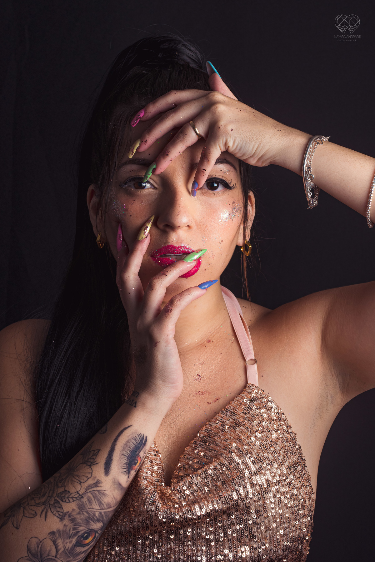 Fotos para posicionamento de marca e identidade visual de empreendedores manicure com alongamento de unhas manicure maluca foto artistica para empresarios e empreendedoras pela fotografa Nayara Andrade fotografia