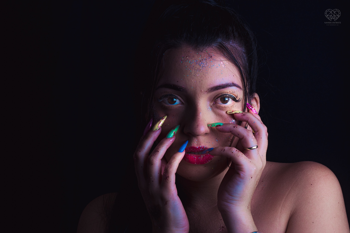 Fotos para posicionamento de marca e identidade visual de empreendedores manicure com alongamento de unhas manicure maluca foto artistica para empresarios e empreendedoras pela fotografa Nayara Andrade fotografia