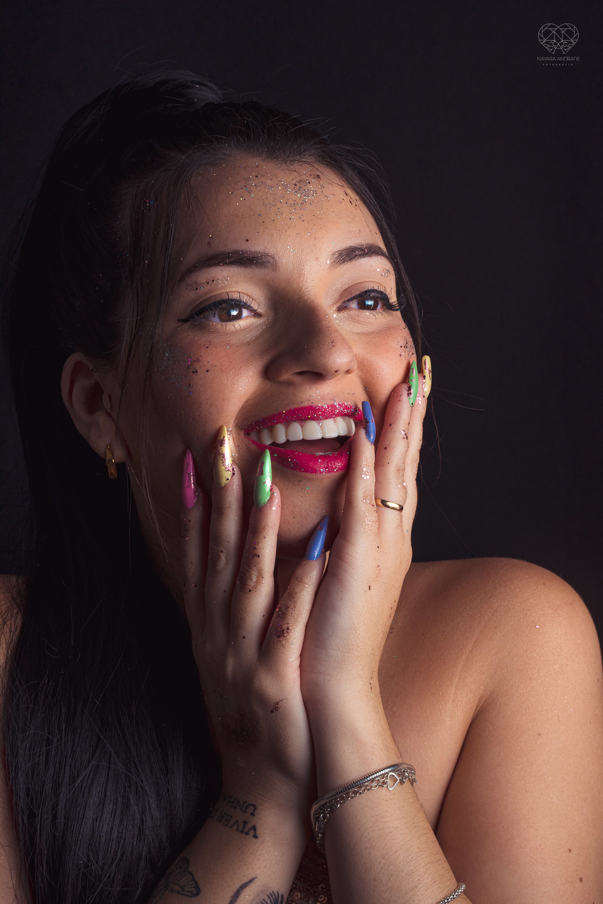 Fotos para posicionamento de marca e identidade visual de empreendedores manicure com alongamento de unhas manicure maluca foto artistica para empresarios e empreendedoras pela fotografa Nayara Andrade fotografia