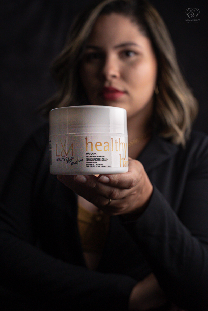Fotos paras posicionamento de marca de empresa de salao de beleza cabelereiro e empreendedora feminina mulher Letycia Medeiros feitos pela fotografa premiada Nayara Andrade em Santos litoral de sao paulo fotos para empreendedores e posicionamento de marca