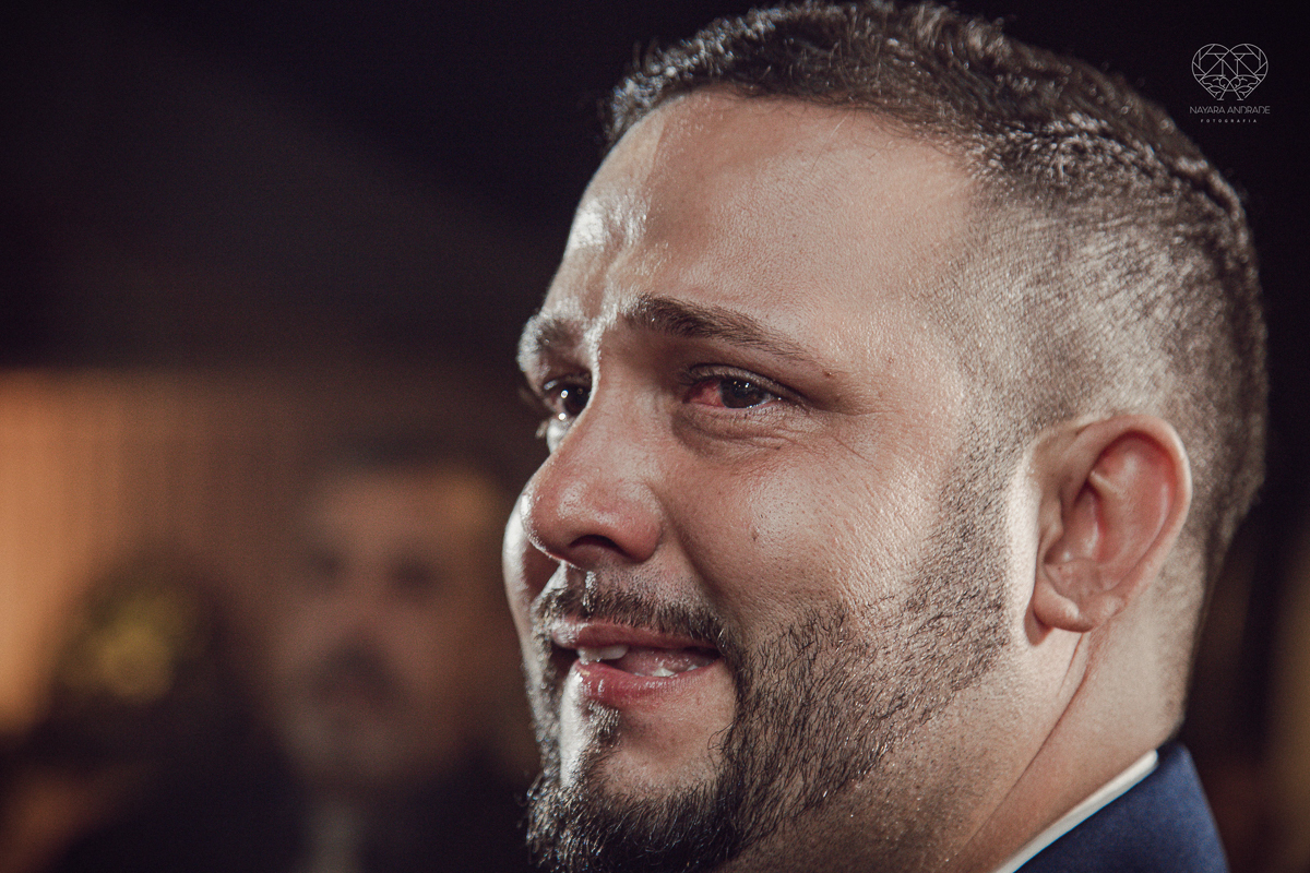 Fotografia de casamento no centro de santos realizado pela fotografa premiada nayara andrade casamento classico no centro de santos na docks santos  noivo chorando emocionado em entrada de noiva