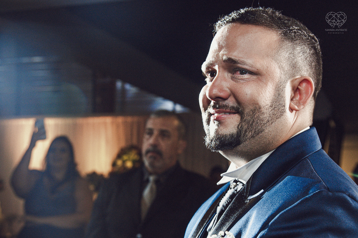Fotografia de casamento no centro de santos realizado pela fotografa premiada nayara andrade casamento classico no centro de santos na docks santos  noivo chorando emocionado em entrada de noiva