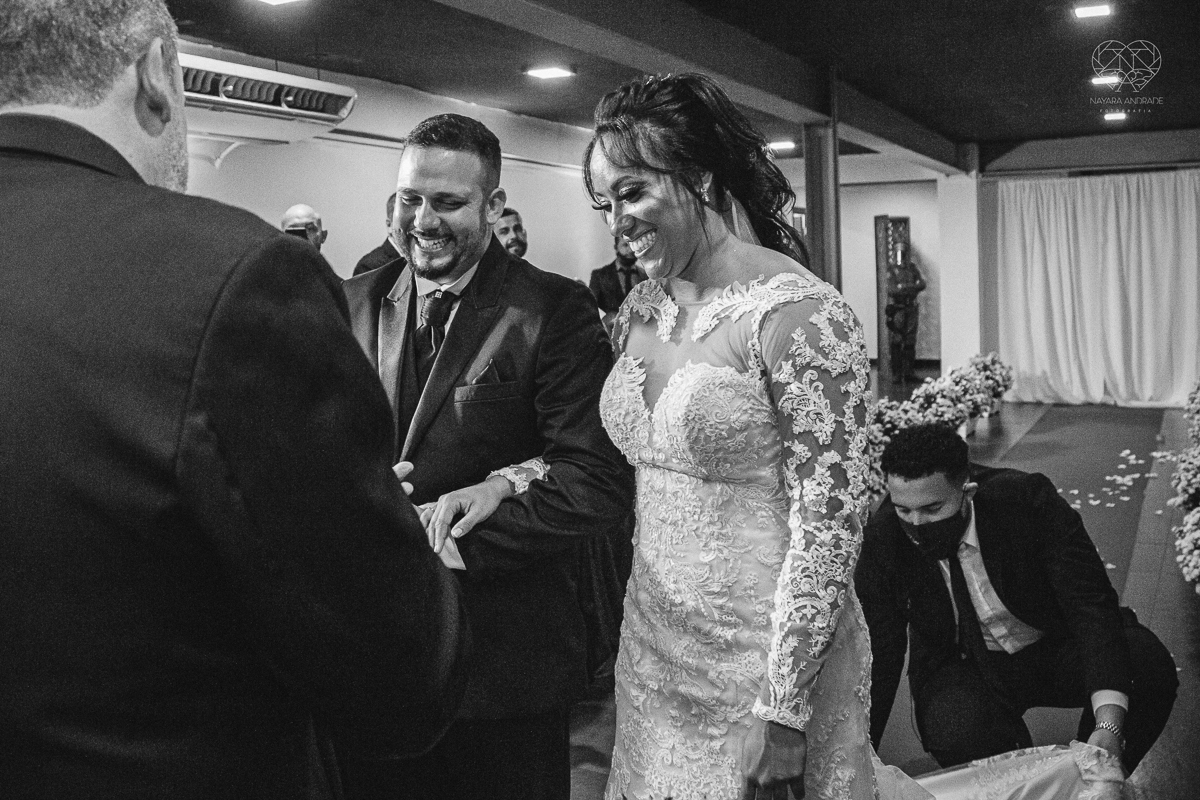 Fotografia de casamento no centro de santos realizado pela fotografa premiada nayara andrade casamento classico no centro de santos na docks santos  noivo chorando emocionado em entrada de noiva