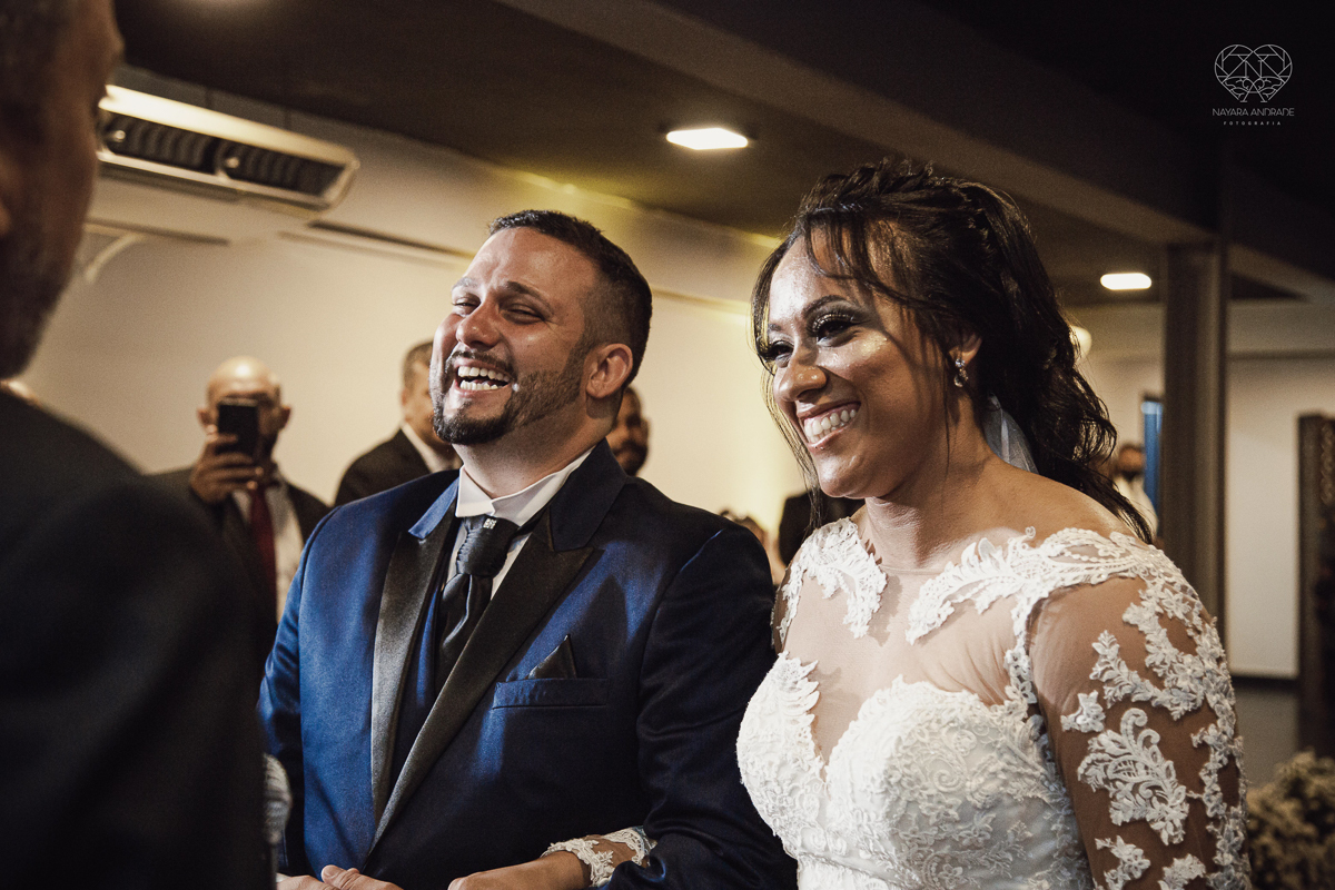 Fotografia de casamento no centro de santos realizado pela fotografa premiada nayara andrade casamento classico no centro de santos na docks santos  noivo chorando emocionado em entrada de noiva