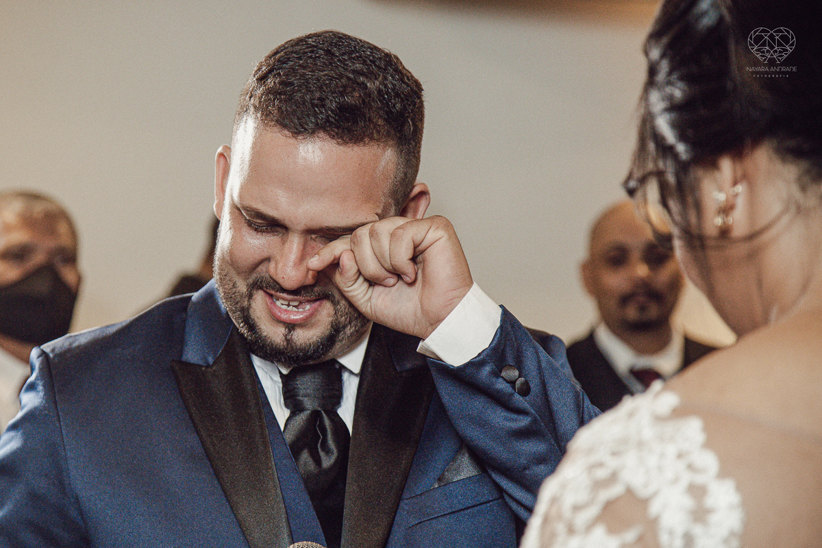 Fotografia de casamento no centro de santos realizado pela fotografa premiada nayara andrade casamento classico no centro de santos na docks santos  noivo chorando emocionado em entrada de noiva
