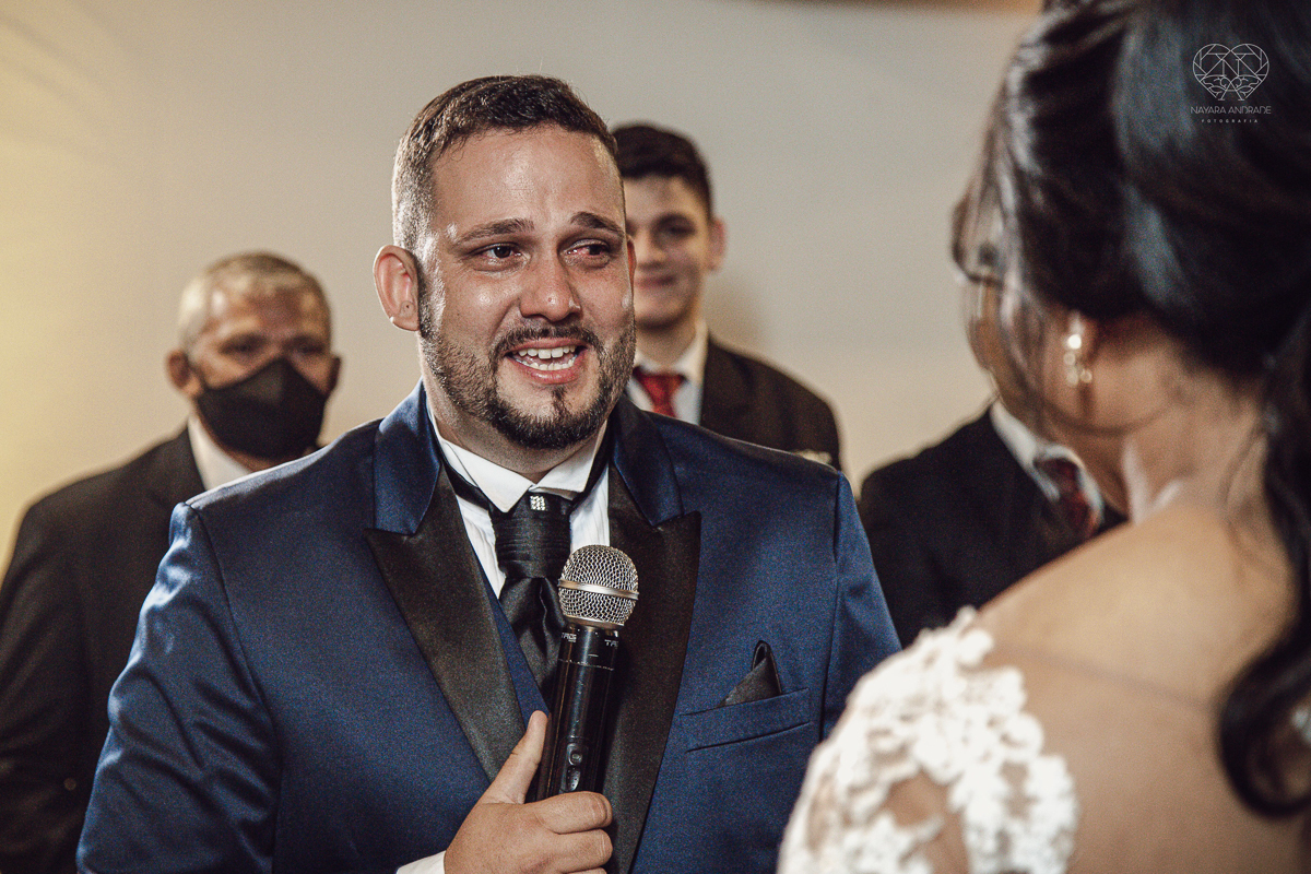 Fotografia de casamento no centro de santos realizado pela fotografa premiada nayara andrade casamento classico no centro de santos na docks santos  noivo chorando emocionado em entrada de noiva