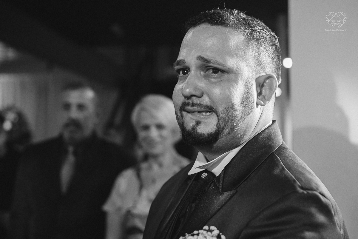 Fotografia de casamento no centro de santos realizado pela fotografa premiada nayara andrade casamento classico no centro de santos na docks santos  noivo chorando emocionado em entrada de noiva