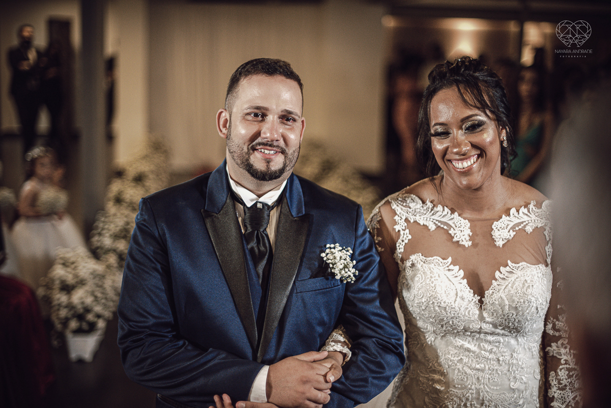 Fotografia de casamento no centro de santos realizado pela fotografa premiada nayara andrade casamento classico no centro de santos na docks santos  noivo chorando emocionado em entrada de noiva