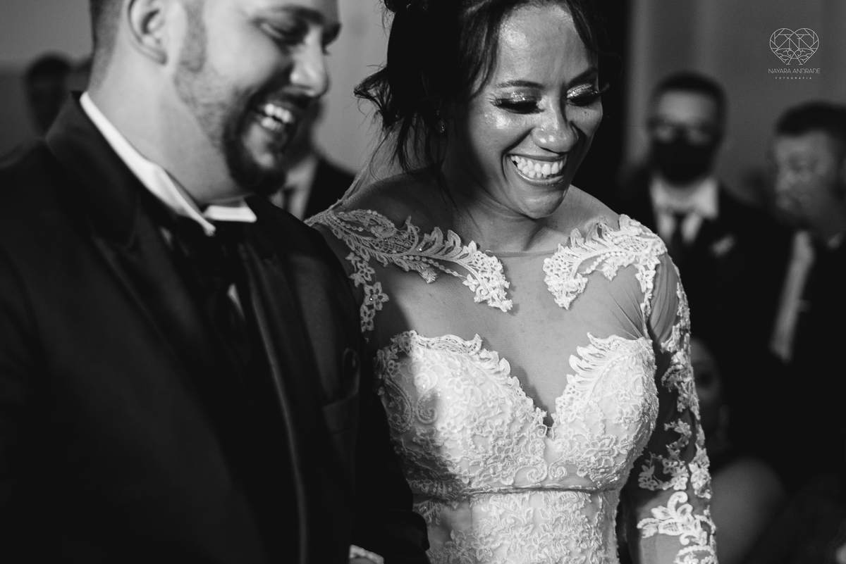 Fotografia de casamento no centro de santos realizado pela fotografa premiada nayara andrade casamento classico no centro de santos na docks santos  noivo chorando emocionado em entrada de noiva