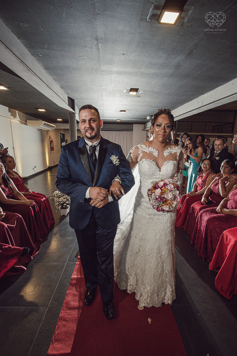 Fotografia de casamento no centro de santos realizado pela fotografa premiada nayara andrade casamento classico no centro de santos na docks santos  noivo chorando emocionado em entrada de noiva
