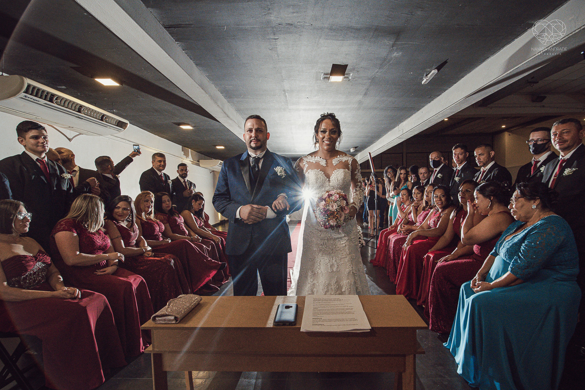 Fotografia de casamento no centro de santos realizado pela fotografa premiada nayara andrade casamento classico no centro de santos na docks santos  noivo chorando emocionado em entrada de noiva