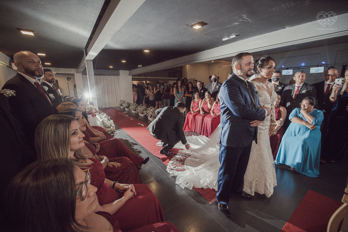 Fotografia de casamento no centro de santos realizado pela fotografa premiada nayara andrade casamento classico no centro de santos na docks santos  noivo chorando emocionado em entrada de noiva