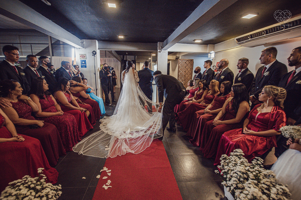 Fotografia de casamento no centro de santos realizado pela fotografa premiada nayara andrade casamento classico no centro de santos na docks santos  noivo chorando emocionado em entrada de noiva