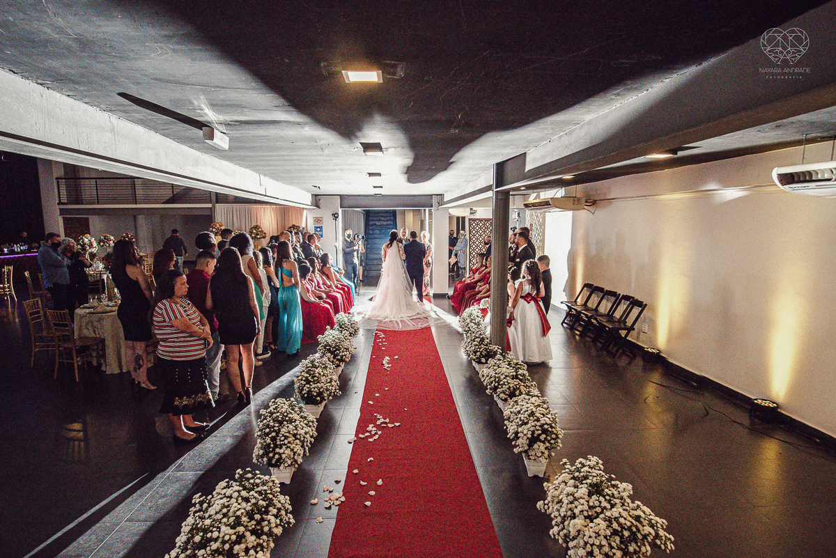 Fotografia de casamento no centro de santos realizado pela fotografa premiada nayara andrade casamento classico no centro de santos na docks santos  noivo chorando emocionado em entrada de noiva