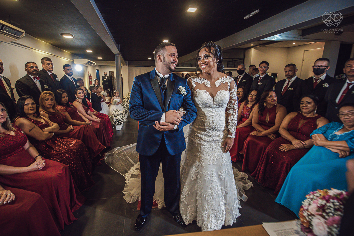Fotografia de casamento no centro de santos realizado pela fotografa premiada nayara andrade casamento classico no centro de santos na docks santos  noivo chorando emocionado em entrada de noiva
