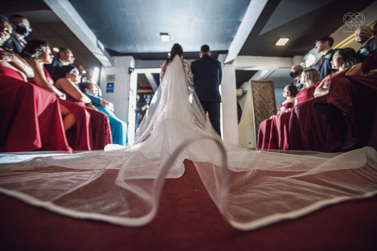 Fotografia de casamento no centro de santos realizado pela fotografa premiada nayara andrade casamento classico no centro de santos na docks santos  noivo chorando emocionado em entrada de noiva