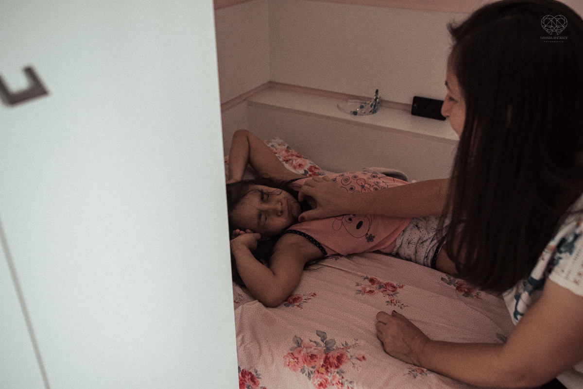 Fotografia de familia fotos feitas em casa ao natural da familia mae pai e duas filhas com pijama acordando brincando no predio. fotos feitas pela fotografa premiada nayara andrade de santos litoral de sao paulo
