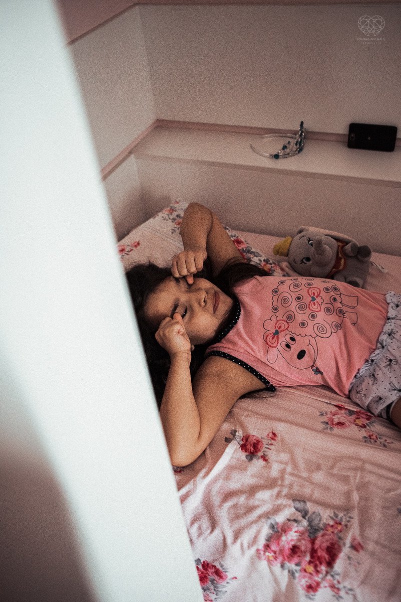 Fotografia de familia fotos feitas em casa ao natural da familia mae pai e duas filhas com pijama acordando brincando no predio. fotos feitas pela fotografa premiada nayara andrade de santos litoral de sao paulo