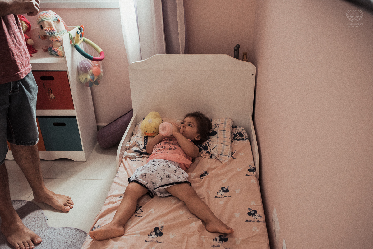 Fotografia de familia fotos feitas em casa ao natural da familia mae pai e duas filhas com pijama acordando brincando no predio. fotos feitas pela fotografa premiada nayara andrade de santos litoral de sao paulo