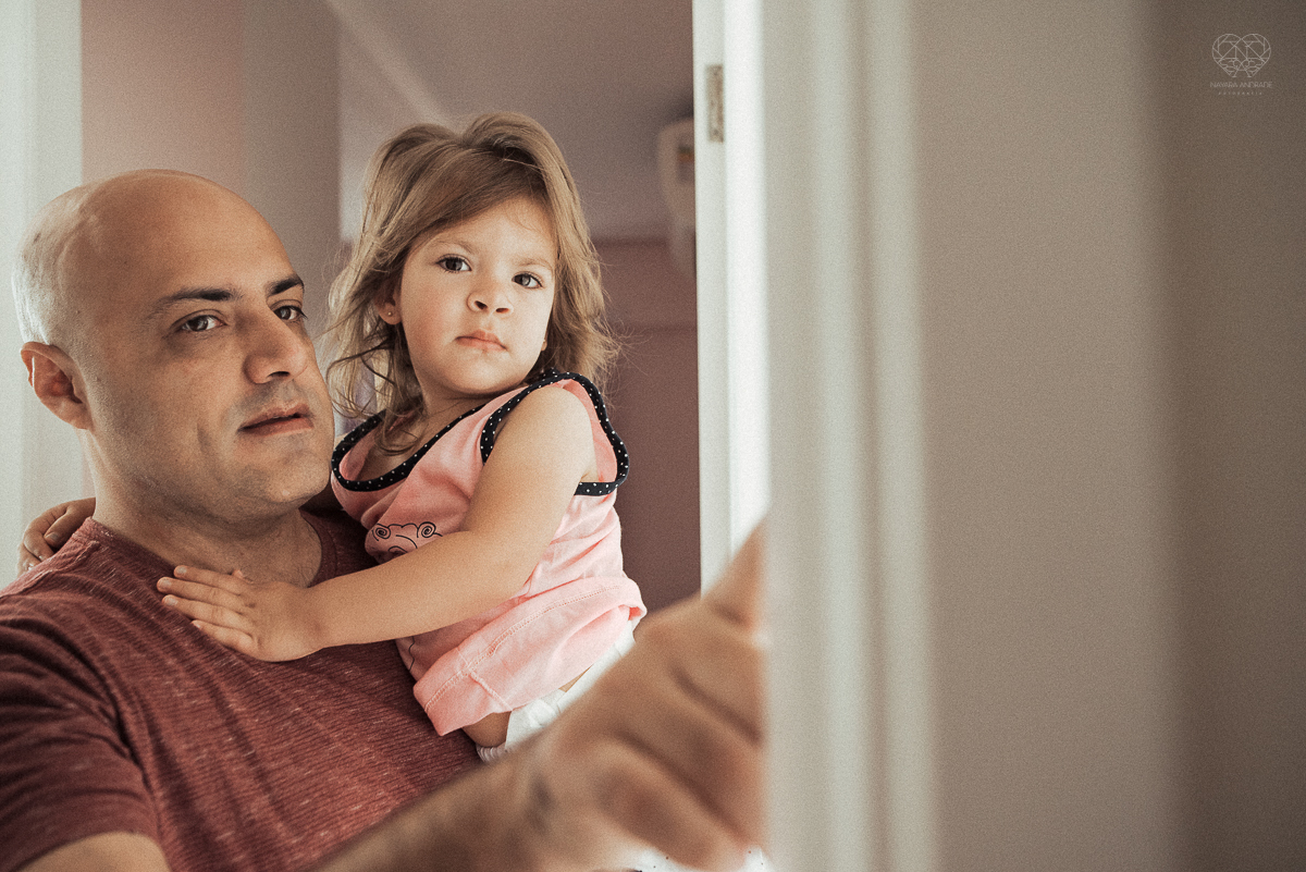 Fotografia de familia fotos feitas em casa ao natural da familia mae pai e duas filhas com pijama acordando brincando no predio. fotos feitas pela fotografa premiada nayara andrade de santos litoral de sao paulo