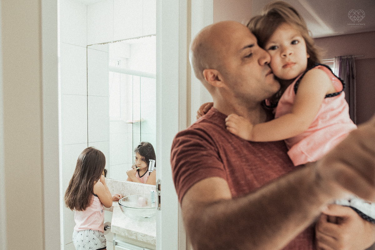 Fotografia de familia fotos feitas em casa ao natural da familia mae pai e duas filhas com pijama acordando brincando no predio. fotos feitas pela fotografa premiada nayara andrade de santos litoral de sao paulo