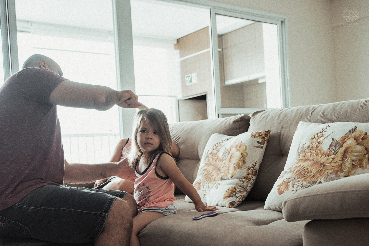 Fotografia de familia fotos feitas em casa ao natural da familia mae pai e duas filhas com pijama acordando brincando no predio. fotos feitas pela fotografa premiada nayara andrade de santos litoral de sao paulo