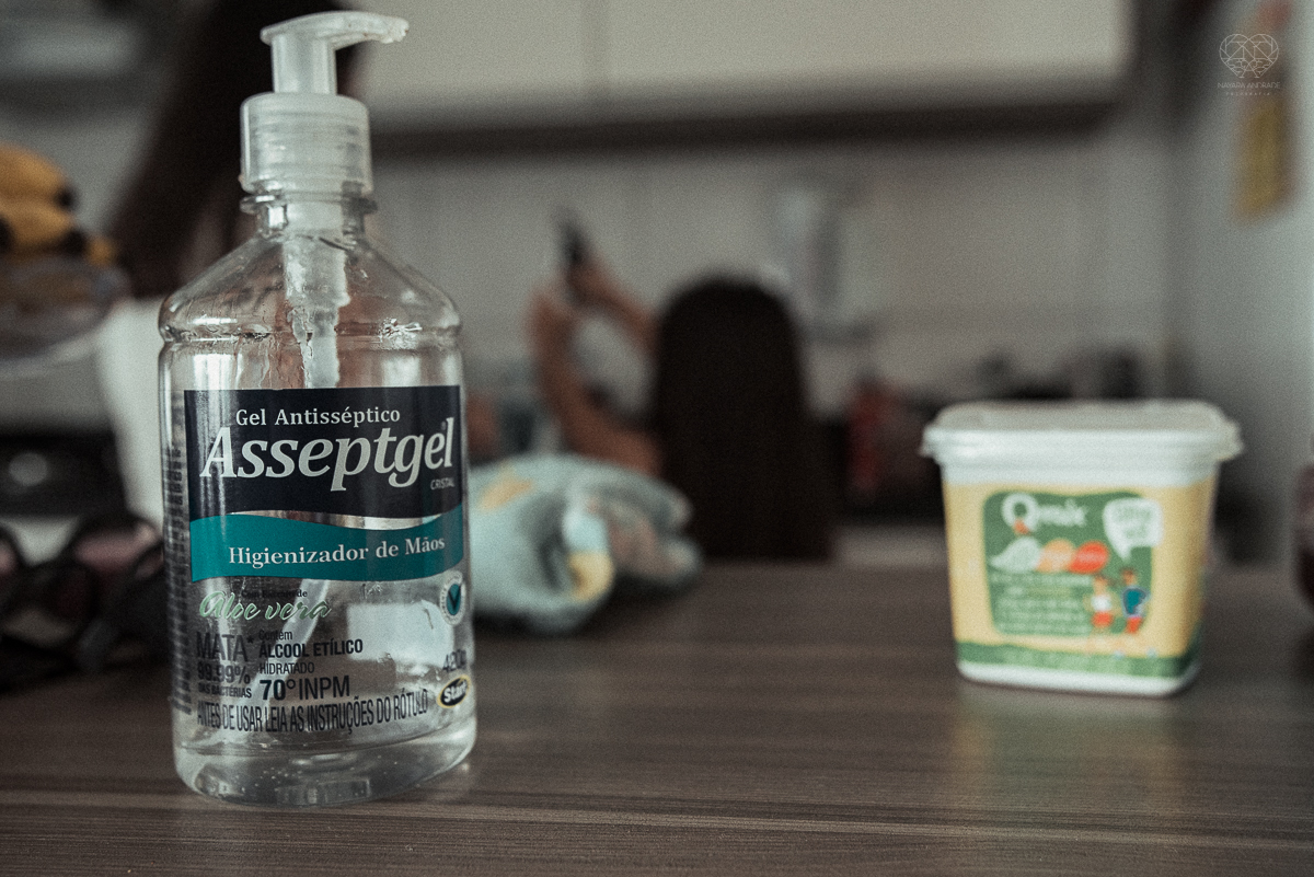 Fotografia de familia fotos feitas em casa ao natural da familia mae pai e duas filhas com pijama acordando brincando no predio. fotos feitas pela fotografa premiada nayara andrade de santos litoral de sao paulo