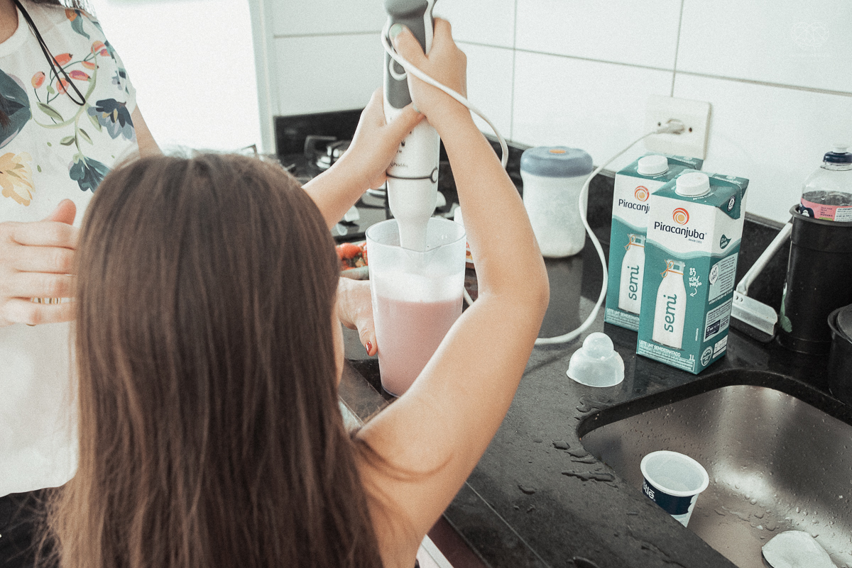 Fotografia de familia fotos feitas em casa ao natural da familia mae pai e duas filhas com pijama acordando brincando no predio. fotos feitas pela fotografa premiada nayara andrade de santos litoral de sao paulo