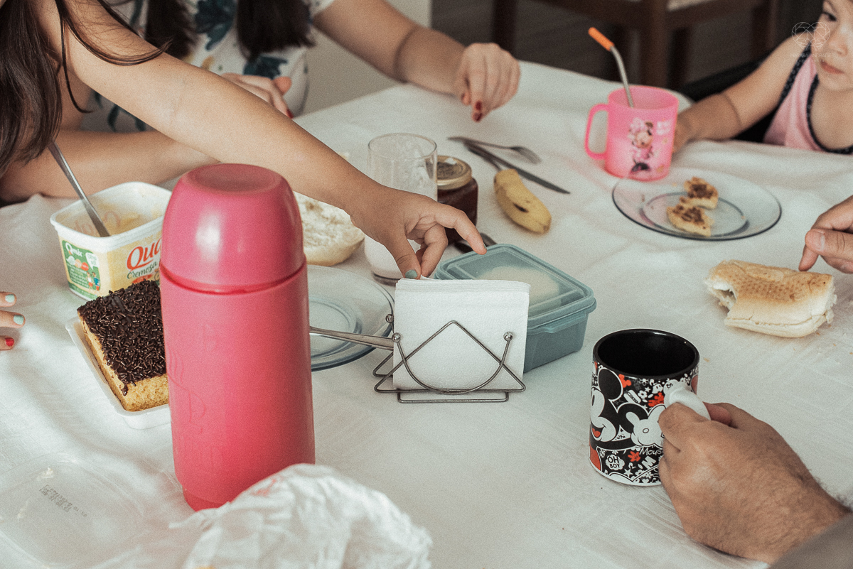Fotografia de familia fotos feitas em casa ao natural da familia mae pai e duas filhas com pijama acordando brincando no predio. fotos feitas pela fotografa premiada nayara andrade de santos litoral de sao paulo