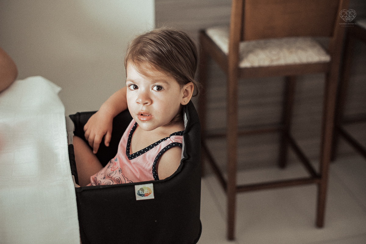 Fotografia de familia fotos feitas em casa ao natural da familia mae pai e duas filhas com pijama acordando brincando no predio. fotos feitas pela fotografa premiada nayara andrade de santos litoral de sao paulo
