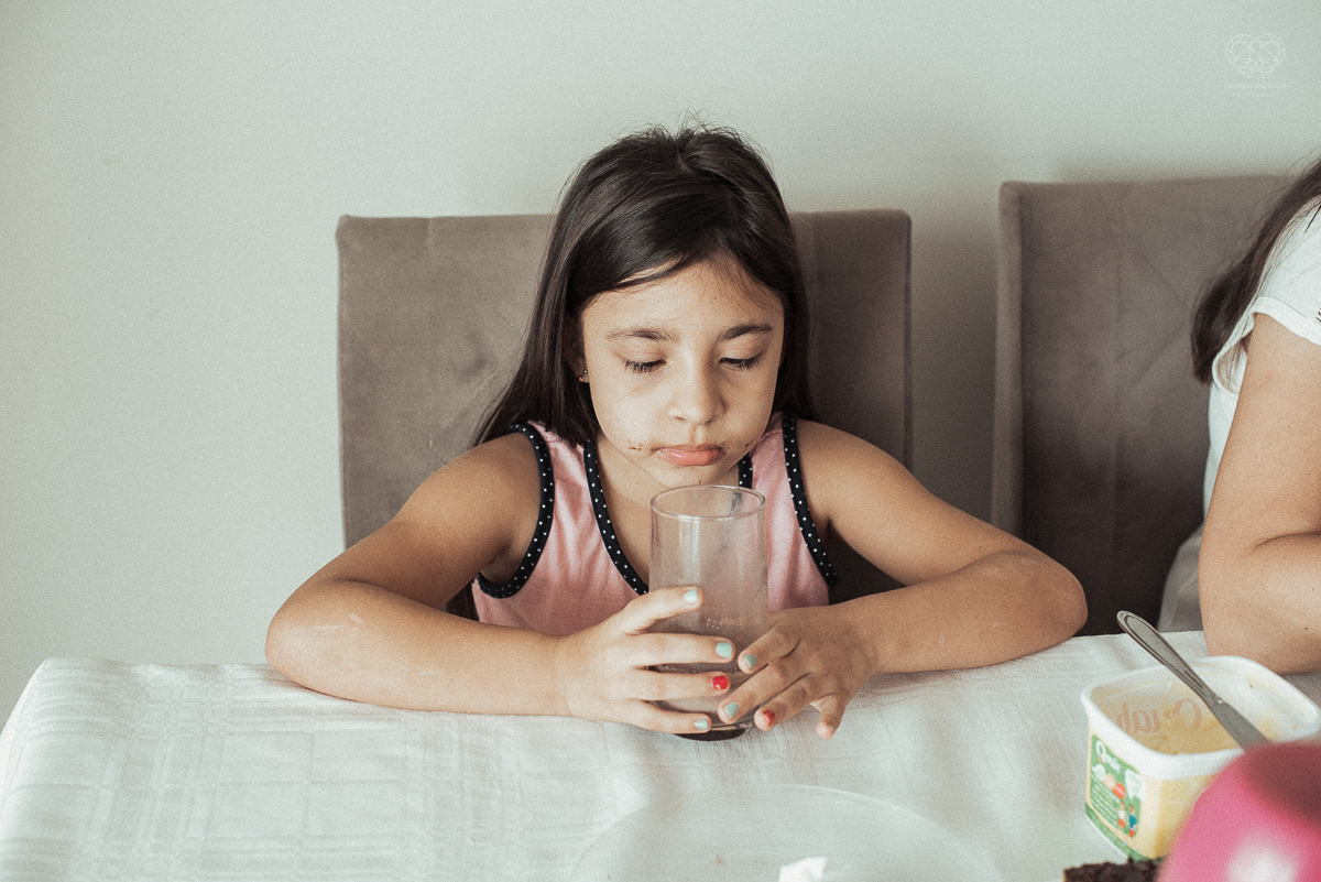 Fotografia de familia fotos feitas em casa ao natural da familia mae pai e duas filhas com pijama acordando brincando no predio. fotos feitas pela fotografa premiada nayara andrade de santos litoral de sao paulo