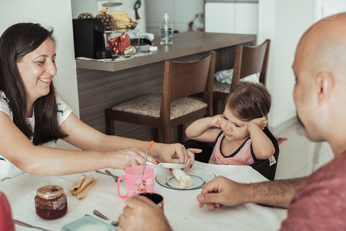 Fotografia de familia fotos feitas em casa ao natural da familia mae pai e duas filhas com pijama acordando brincando no predio. fotos feitas pela fotografa premiada nayara andrade de santos litoral de sao paulo
