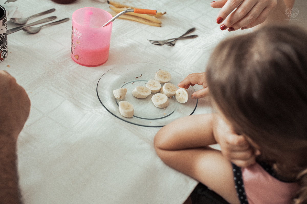 Fotografia de familia fotos feitas em casa ao natural da familia mae pai e duas filhas com pijama acordando brincando no predio. fotos feitas pela fotografa premiada nayara andrade de santos litoral de sao paulo
