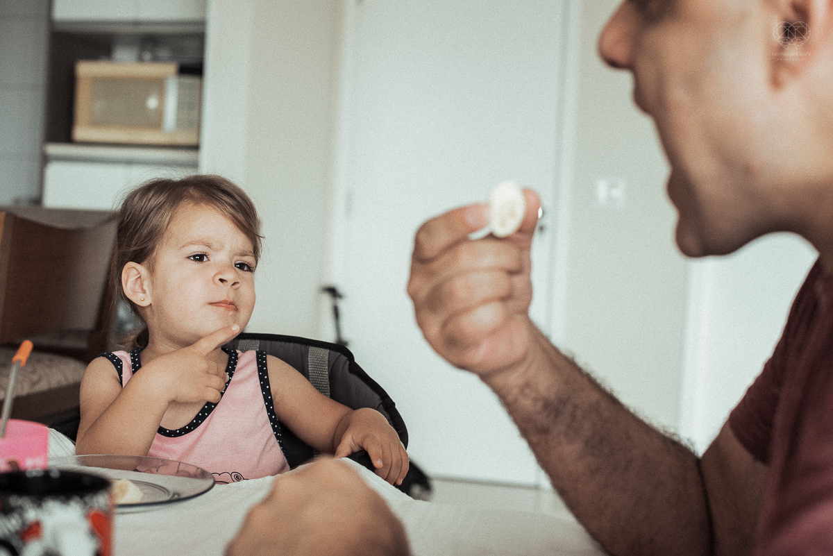 Fotografia de familia fotos feitas em casa ao natural da familia mae pai e duas filhas com pijama acordando brincando no predio. fotos feitas pela fotografa premiada nayara andrade de santos litoral de sao paulo