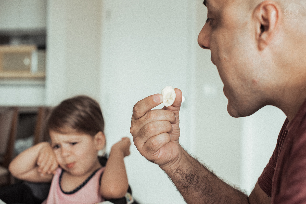 Fotografia de familia fotos feitas em casa ao natural da familia mae pai e duas filhas com pijama acordando brincando no predio. fotos feitas pela fotografa premiada nayara andrade de santos litoral de sao paulo